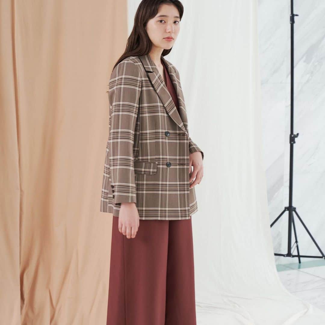 のインスタグラム：「【2019 autumn】﻿ ﻿ シンプルなアイテムにはチェック柄をプラス。﻿ コーディネートが垢抜ける✔️﻿ ﻿ ▶アイテムの購入は画面をタップ♪﻿ ﻿ #agbyaquagirl #agバイアクアガール #エージーバイアクアガール﻿」