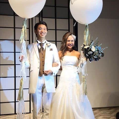 ホテルモントレウェディング【公式】 のインスタグラム：「♥ ￣￣￣￣￣￣￣￣￣￣ @montereyweddingをフォローして 『 #モントレ花嫁 』『 #ホテルモントレ』の タグをつけて投稿してくださいね＊*. . ホテルモントレ ラ・スール大阪 @lasoeurosaka_weddingの #卒花嫁 @harun301692さまより 素敵なお写真をリグラムさせていただきました！ ・ ご新婦様こだわりの特大フリンジタッセル 付バルーンを持っての入場* インパクトもあって素敵ですね！ ・ ◆ホテルモントレ公式HPはこちら* https://www.monterey-wedding.jp ・ #モントレ #モントレ花婿  #プレ花嫁 #卒花 #marry花嫁 #dressy花嫁 #farnyレポ #プラコレ ﻿#maricuru #dressy花嫁 #日本中のプレ花嫁さんと繋がりたい #ウエディングニュース #flower #ウェディングドレス #dress #結婚式 #披露宴 #結婚式場 #2019年秋婚 #2019年冬婚 #ホテルモントレラスール大阪  #ラスール大阪 #大阪 #お色直し #披露宴レポ #ウェディングパーティー #新郎新婦」