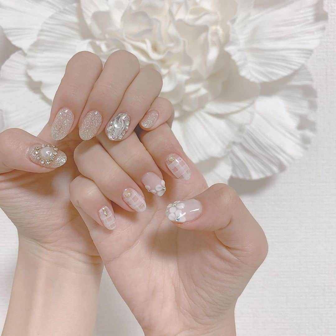 のインスタグラム：「new❤︎左右ちがうの❤︎ . . #instagood #love #nail #new #beauty #makeup #キラキラネイル #フラワーネイル #ちぐはぐネイル #ジェルネイル #marvelous」