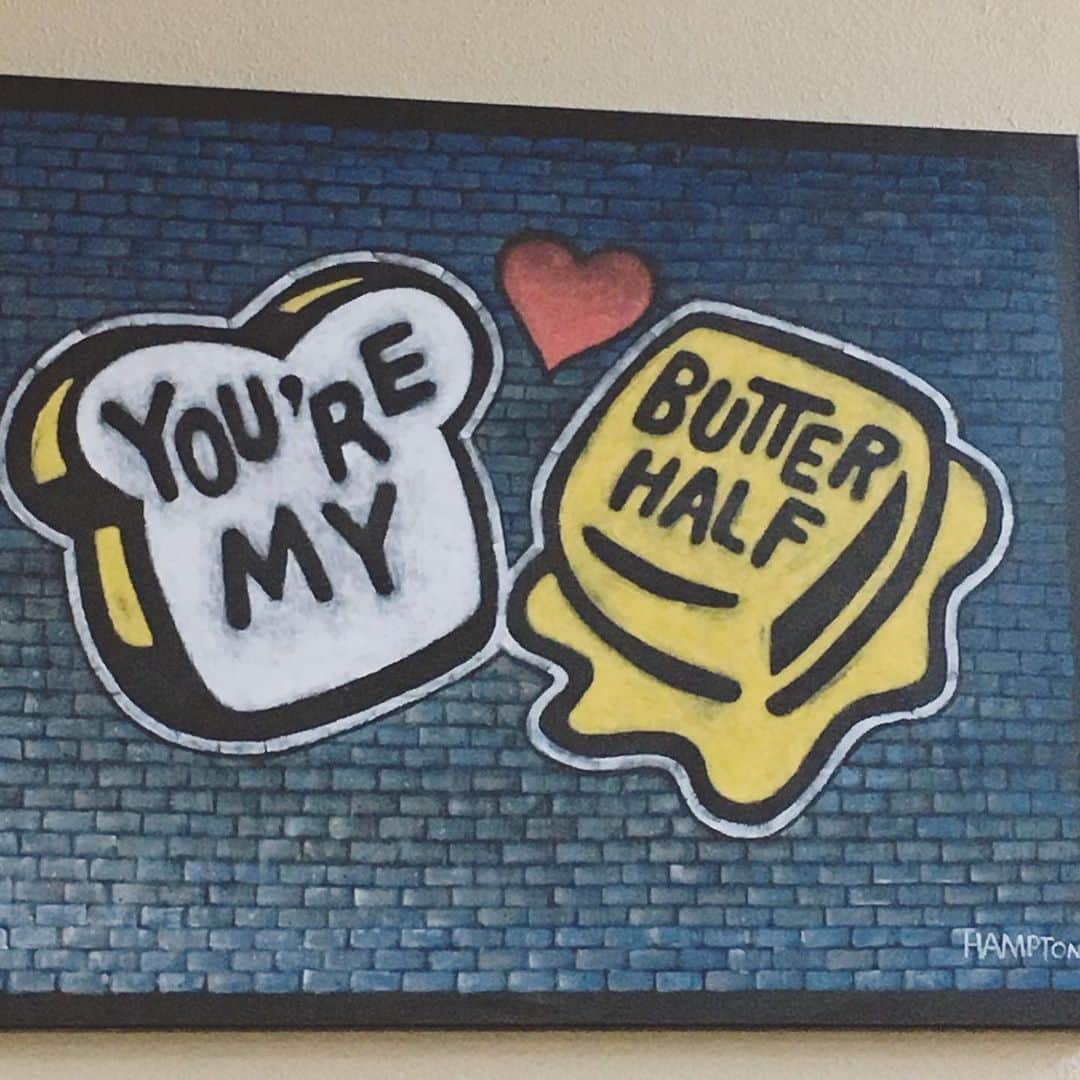のインスタグラム：「“You are my butter half”ってどういう意味でしょうか⁉️ この絵から想像してみてもらうとわかるかな⁉️ これはパートナーを表す表現なんです。(“my other half”という場合もあります) この”my better half”は、そのパートナーがいる事で、より良い自分になれていることを意味し、パートナーに対しても敬意を示した言い方になるんです。 良い例えですよね😊 このアートは、その言葉をもじったアート😘 トースト🍞にバター…最高のパートナーですもんね😚 . #usa #america #idioms #phrases #partner #butterhalf #otherhalf #studyabroad #onepieceofart #painting #livinginamerica #respect #アメリカ #英語 #留学 #アメリカ生活 #パートナー #敬意 #アート #イディオム #バター #トースト #相乗効果」