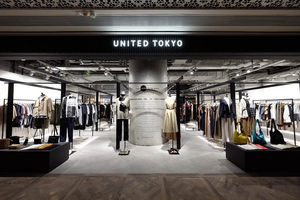 谷正人のインスタグラム：「本日はUNITEDTOKYO& PUBLICTOKYOの香港2店舗目がK-11 MUSEAにオープンいたしました。香港の新しい名所となること、間違いなし。台風をしっかり連れてきてしまいましたが、是非、いらしてください！ #unitedtokyo #publictokyo」