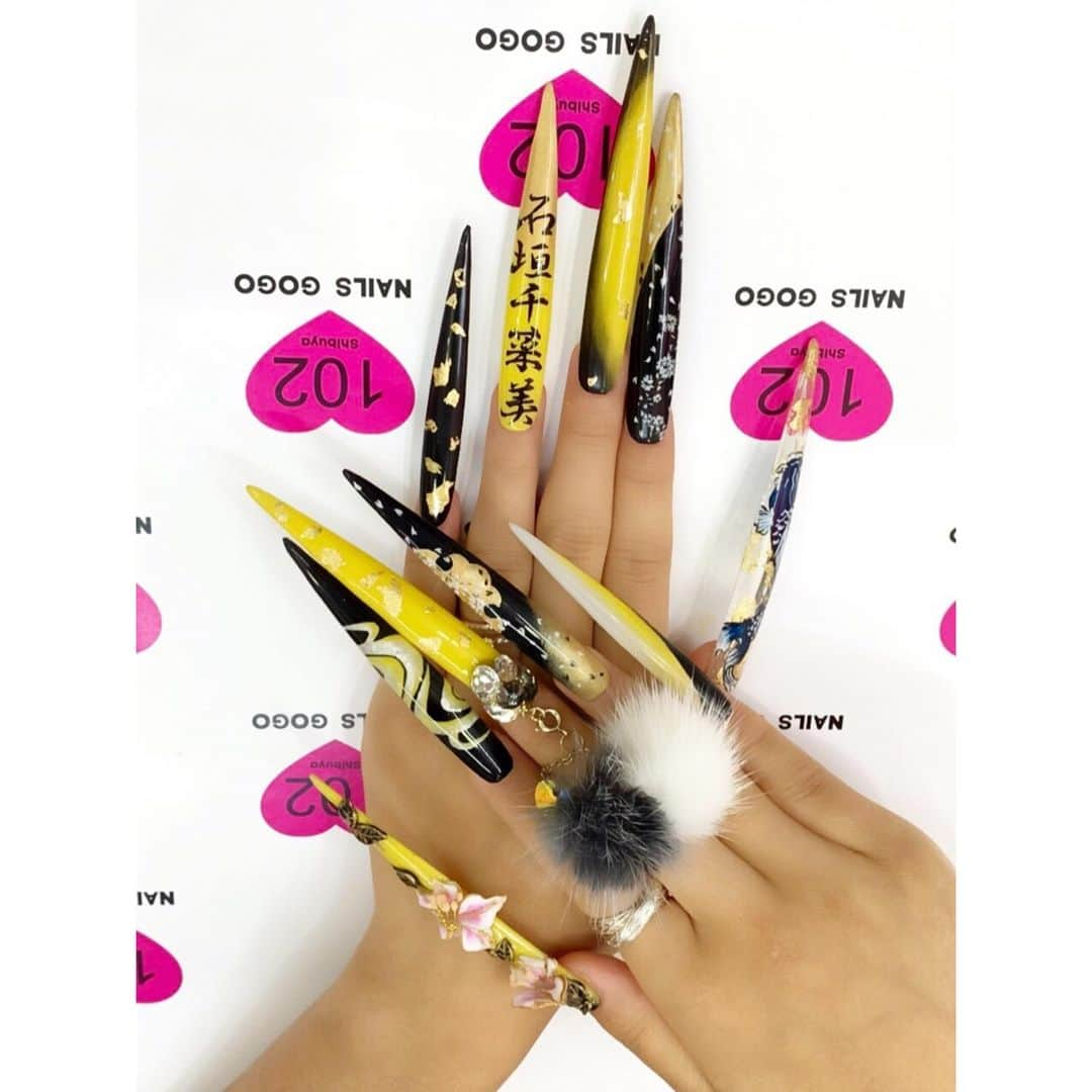 石垣千菜美さんのインスタグラム写真 - (石垣千菜美Instagram)「成人式前撮りネイル💅 二枚マックスのチップを3日かけて制作してもらっちゃいました😭もうお手数かけすぎて気に入りすぎてやばかった😂❤️ チップだからネイルグルーで着け外し可能‼️ @nailsgogo さんありがとう😊 私の着物に合わせて制作してもらって感謝感激‼️ ちなみのインスタ見た！と言っていただくと【成人式前撮り】ネイルのお客様に限り、パーツ500円が無料になります！ 【期間限定 2019年11月末まで】 ・ ・ @nailsgogo ・ ❤️場所  渋谷センター街ZARA目の前3階 渋谷区宇田川町16-8 ・ ❤️電話予約 03-5728-4343 ・ ❤️営業時間 10時〜22時 毎週金曜の夜は深夜営業にて 04:30までやってます！ ・ ・ #成人式前撮り #成人式ネイル #成人式前撮りネイル #スカルプネイル #ネイルチップ #1枚マックス #2枚マックス #やり放題ネイル #渋谷ネイルサロン #nailsgogo #egg #egg復活 #石垣千菜美 #石垣ちなみ #eggモデル #eggガール #ギャル #黒ギャル」8月26日 17時26分 - chi_nami.1108