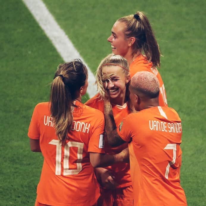 ジャッキー・グローネンのインスタグラム：「Who else can’t wait to be back 🦁 #haironfleek」