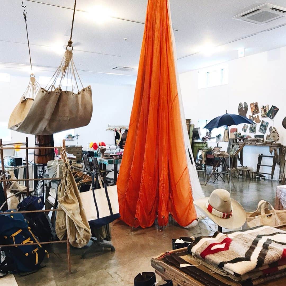 のインスタグラム：「群馬に帰省したら絶対に行きたかったJANTIQUES 内田商店⛺️ 広々とした店内は見渡す限り全て素敵でした☺︎❤︎ このストック数は圧巻です。 高崎にお洒落なお店が出来て嬉しい〜！ #群馬 #高崎 #JANTIQUES #内田商店 #vintage #お母さん連れてってくれてありがとう #店内撮影許可いただいてます」