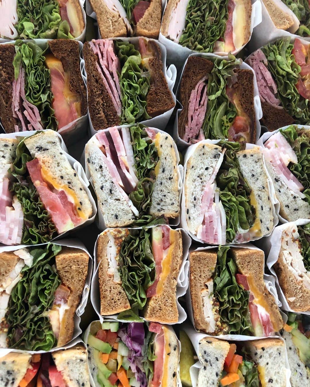 近藤千尋のインスタグラム：「見た目からして美味しい ケータリング🥰🥦 @veryweb.jp  たくさん笑った撮影📷❤️ 妊婦コーデ紹介しているので お楽しみに。。。☺️✨ #VERY #妊婦コーデ」