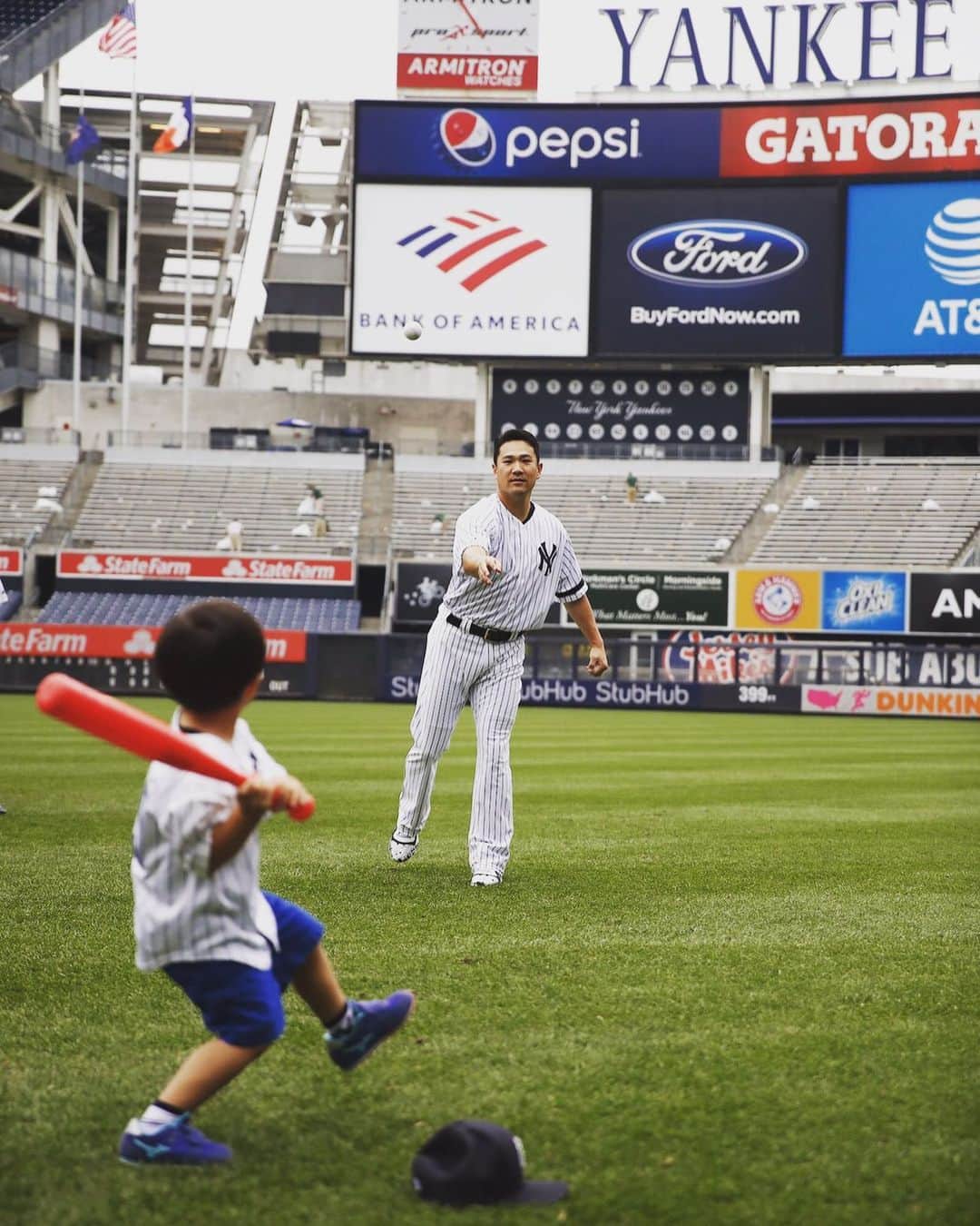 田中将大さんのインスタグラム写真 - (田中将大Instagram)「*** 先日Family dayに参加してきました^ ^ 妻は僕との写真をアップしていて、同じなのもなんなので息子との写真を📷✨ これまでも何度かあったんですが、過去最高の野球ブームが息子の中で今きています⚾️😂笑」8月26日 17時40分 - masahiro_tanaka.official