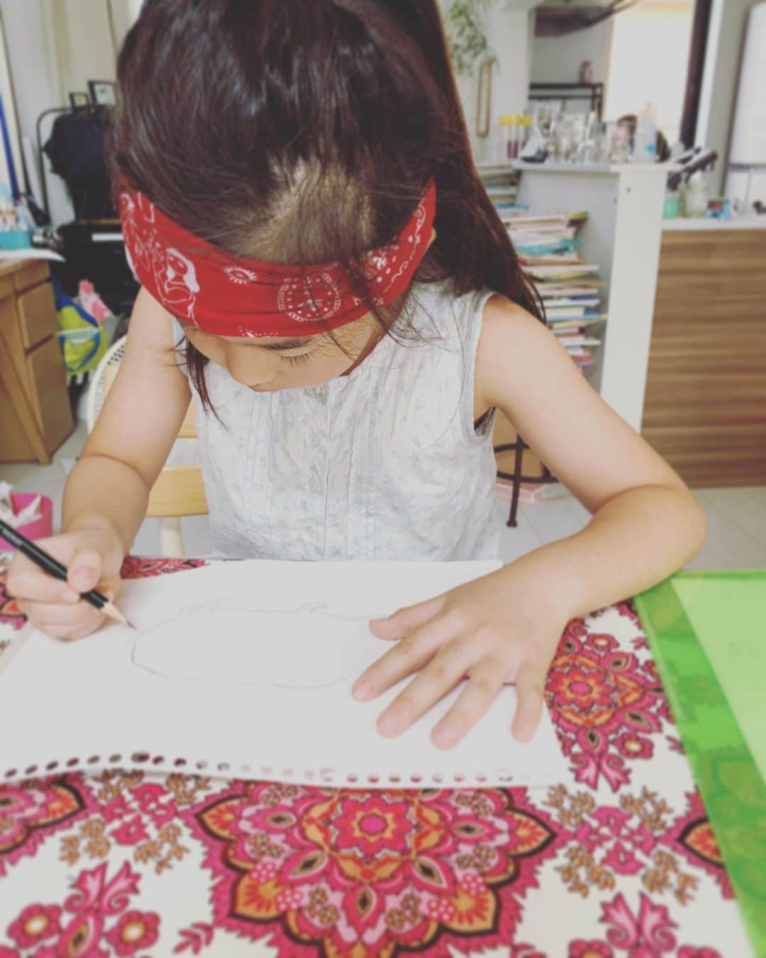 五月女ケイ子のインスタグラム：「自由研究に気合を入れてランボーっぽくなるはる氏。 #夏休み #五月女ケイ子#逆襲バンダナ #五月女百貨店#で発売中」