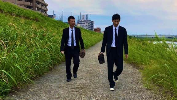 西野恭之介さんのインスタグラム写真 - (西野恭之介Instagram)「11/6 発売決定したDVD特典映像の収録。一年だけ上京した時に住んでた西調布でロケ。そうです。西調布です。裏の多摩川で当時してたキャッチボール。住んでたマンション行ったら…跡形も無くキムチ工場になってた。だらだら喋らせてもらったわ。  #チョップリン #7300days #昔のコントと新ネタ収録 #西調布 #キムチ工場 #多摩川 #キャッチボール」8月26日 17時36分 - choplin_nishino