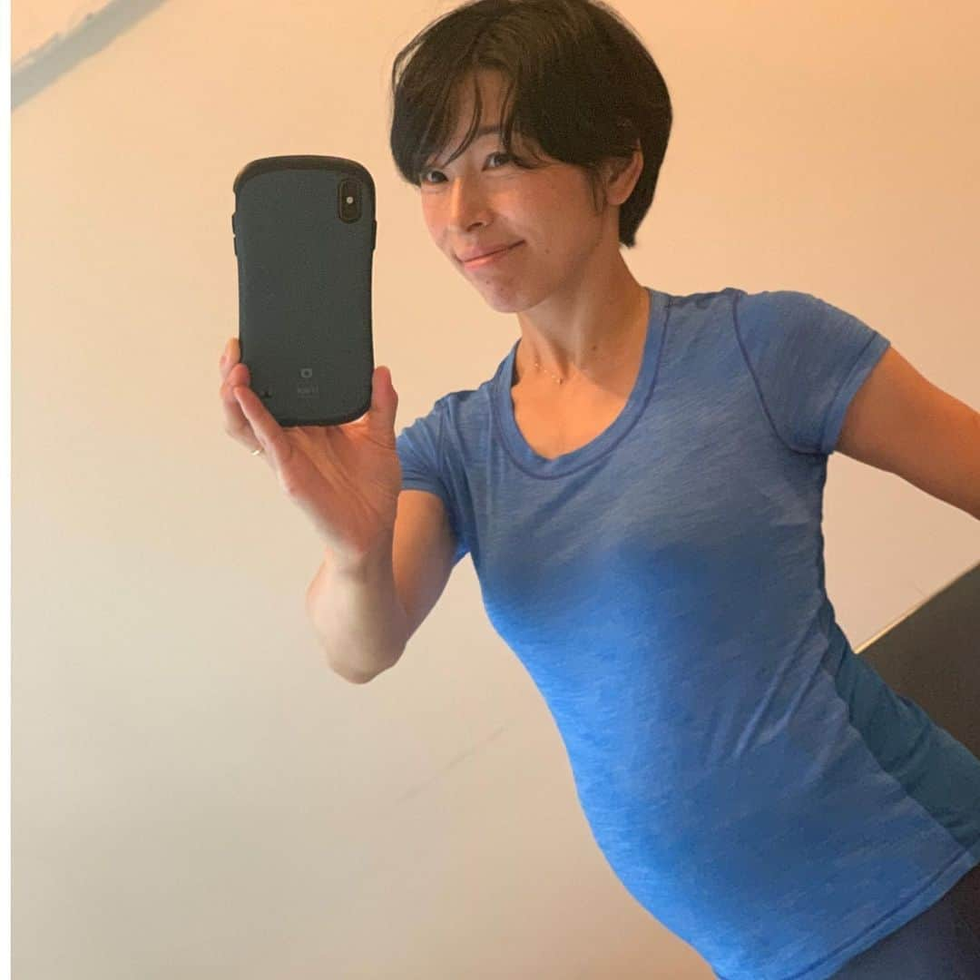 FitnessPlanner 星野由香さんのインスタグラム写真 - (FitnessPlanner 星野由香Instagram)「そのお腹は写真におさめて！と クライアントに言われたので😂笑  綺麗なお腹の形、と言われて嬉しいです😊✨ 私のマタニティライフでは、 どんどん子宮が大きくなる中で仙腸関節が緩み不安定に感じたり、呼吸の制限が起きてきたり。 ベビーの位置で変わるのかは不明ですが左右差も良く出てきます。 そのたびに、横隔膜へとアプローチしたり胸腰部の動きを良くしたり。 サポートしていただいている先生たちにもお願いしながらメンテナンスしてます🙏  おかげさまで、ベビーも居心地が良さそうです✨  2人目の妊娠で思うのは、出来る範囲で運動や良いメンテナンスをすると子宮の位置が変わることを体感させてもらっています✨  なるべく、いい場所にいてくれるように。  意外と腰は弱くてヘルニアになりかけたこともあるほどなんですよー  トレーナー経験を重ねて徐々に私自身も身体が変わり、身体の扱い方が変わりました。  おかげさまで、どうにかここまで順調に過ごさせてもらっています🙏✨ この経験もまた産後にマタニティ🤰のお客様に還元できますように。  #メンテナンス の大切さ #妊娠7ヶ月 #できる範囲で無理なく #妊娠は十人十色 無理せずです😊」8月26日 17時36分 - yuka.hoshino222