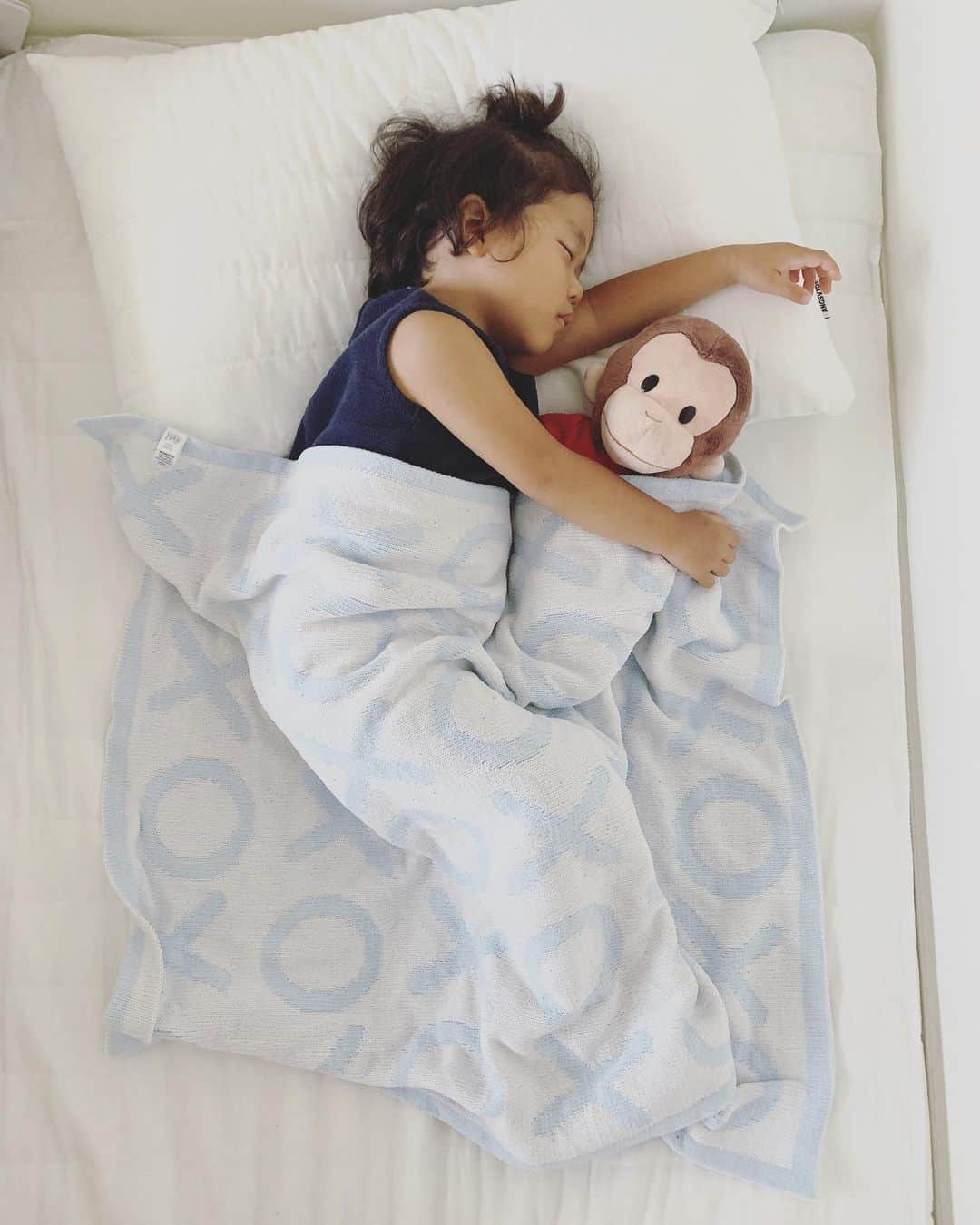 高木りなさんのインスタグラム写真 - (高木りなInstagram)「お昼寝は#おさるのジョージ と🐒💤 ジョージをトントン寝かしつけた後、自分も寝てました。 お兄ちゃんになる準備かな🐒🐣 #큐리어스조지 엉덩이를 토닥토닥하면서 잠든 아기... 옛날 생각나냐? ㅎ . . #育児日記 #育児記録 #お昼寝 #男の子 #男の子ママ #육아일기 #육아기록 #낮잠 #아들맘 #nap #naptime #curiousgeorge」8月26日 17時38分 - rinasvoyage