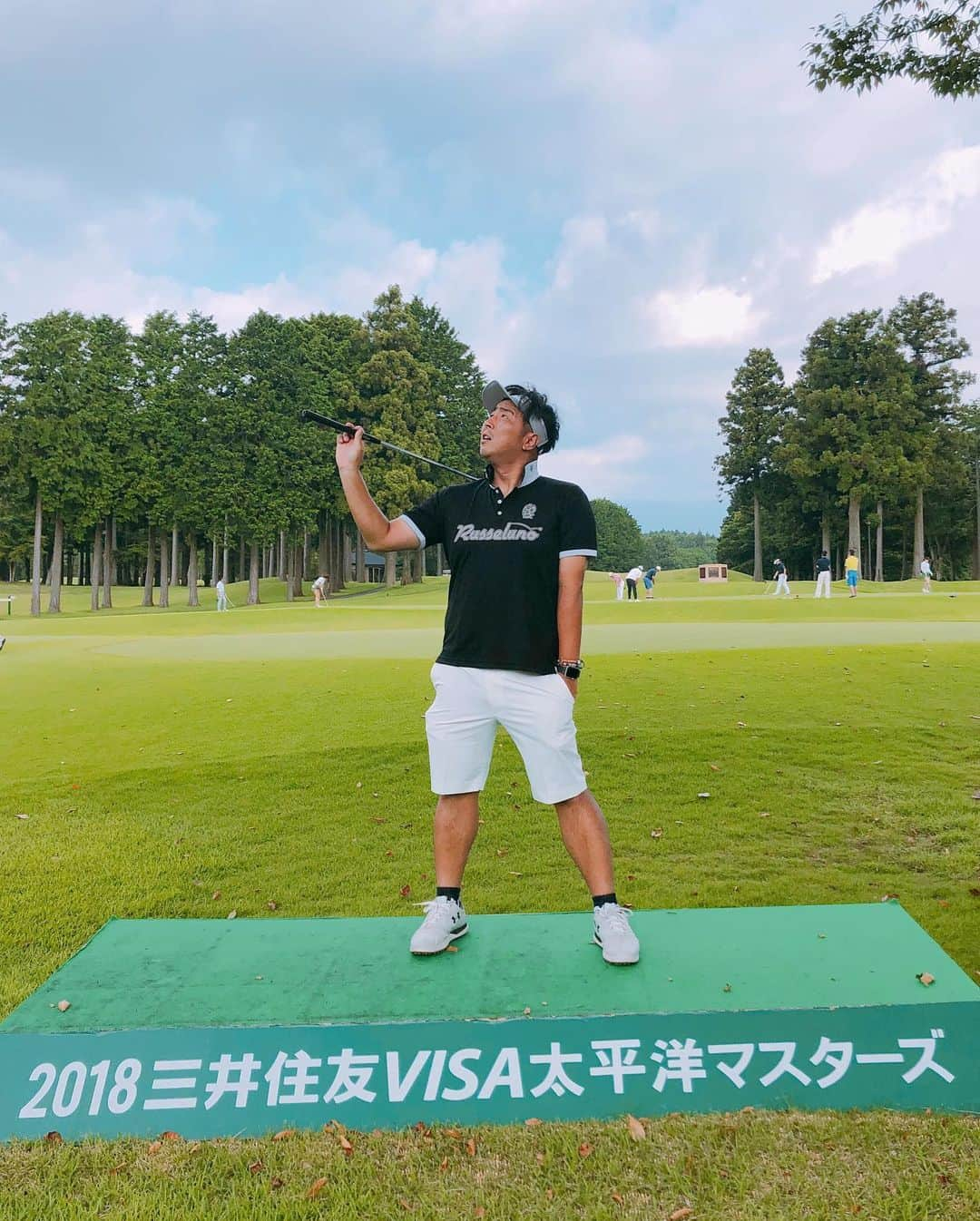 平井俊輔さんのインスタグラム写真 - (平井俊輔Instagram)「あの名門ゴルフ場に⛳️🏌️‍♂️ #太平洋クラブ御殿場コース  #三井住友viza太平洋マスターズ  が開催されているゴルフ場にお邪魔しました🤗 あの#石川遼 選手が大会中、 18番ホールで水切りショットを成功させた場所！ 自分も！ 足は突っ込めなかったが、、、 出来た！！！ ヤーバイ！アガる〜！ 本当気持ち良すぎる場所でした！ #ゴルフ 間違いなし。」8月26日 17時49分 - bobuhirai0311