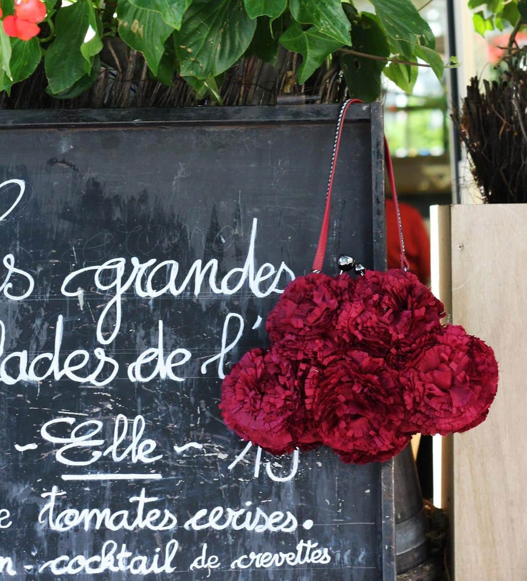 ジャマンピュエッシュのインスタグラム：「Romance is in bloom with the hand-crafted flowers of the Batignolles bag.  #jaminpuech #batignolles #bag #handbag #fashion #style #pfw #fw19 #paris #parisian」