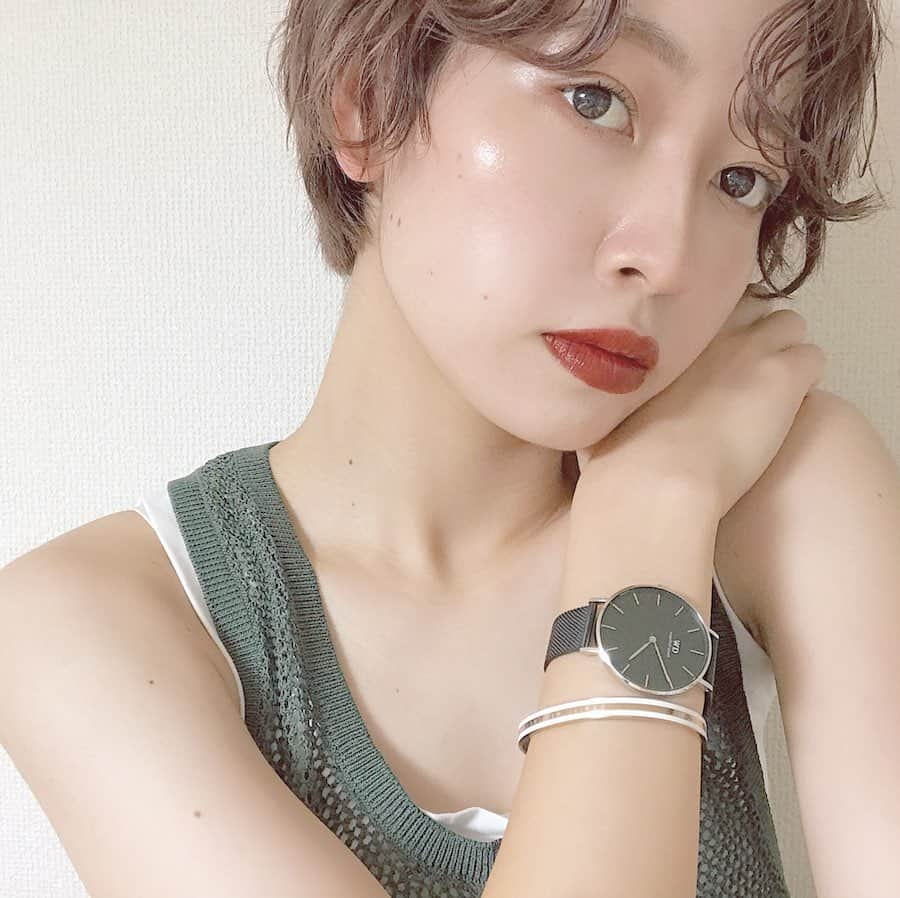 mahoさんのインスタグラム写真 - (mahoInstagram)「＊ @danielwellington から 8/22にユニセックスで使える新作の Mesh 36とSlim Braceletが発売されました！ 8/22-9/22の期間時計を購入で 特別なラッピングが無料らしいです❤︎ 私はシンプルに CLASSIC PETITE ASHFIELDのシルバーを選びました〜！ 皆さんも是非に！ . ✔️15％OFFクーポンコード：mhpht （12/31まで有効、公式サイト使用のみ！） ( https://www.danielwellington.com/jp ) .  #ダニエルウェリントン#DW新作#DW手元ルックス#me#ootd#hair」8月26日 17時45分 - mhpht_