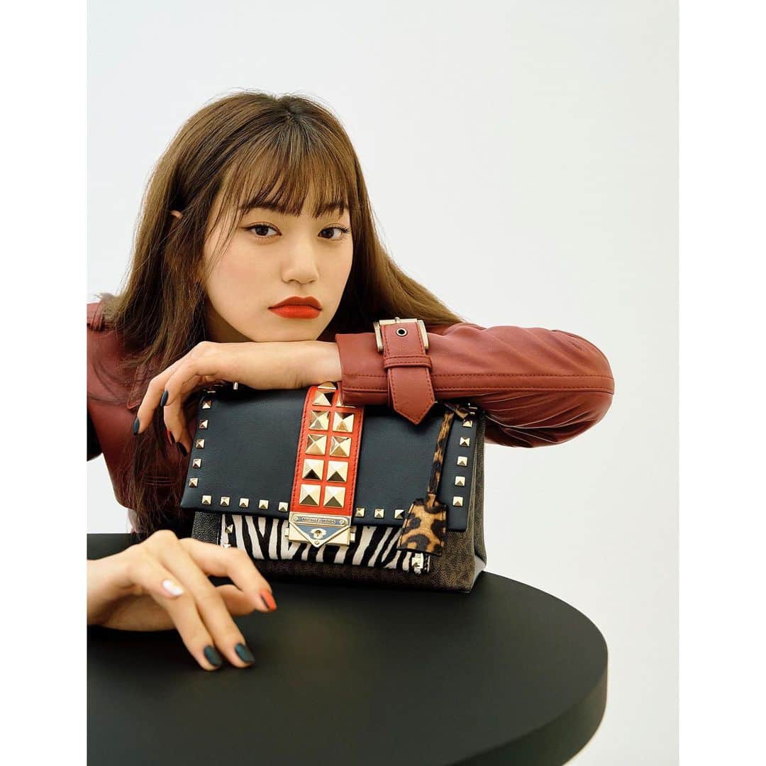 Weki Mekiのインスタグラム：「MK♥️ @michaelkors @harpersbazaarkorea」