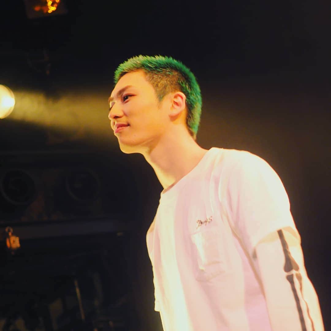 塩田康平のインスタグラム：「BUCKS LIVE PHOTO  10/12 BUCKS　令和初のワンマンライブ！ チケットまだあるので良かったら(^^) まだゲストいるよん♪  #BUCKS  #livephoto  #ゾロ風 #塩田康平」