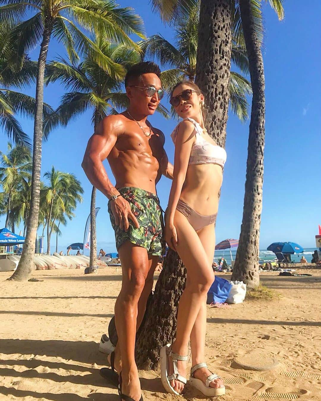 Tadashi Itoのインスタグラム：「🏝 ・ ・ 今年の夏は海不足🌊😩 ・ ・ プールで我慢しよ🏊‍♂️😩 ・ ・ 昨日の焼肉でニンニク臭ハンパないけどgym頑張ろ💪🏽🤭 ・ ・ ・ #hawaii #waikiki #waikikibeach #beach #alexiastam #hm #summer #workout #couplegoals #instagood #ハワイ #ハワイ旅行 #ワイキキ #ワイキキビーチ #ビーチ #日焼け #夏 #ワークアウト #カップル #カップルフォト #夫婦 #フォトジェニック #おしゃれさんと繋がりたい」