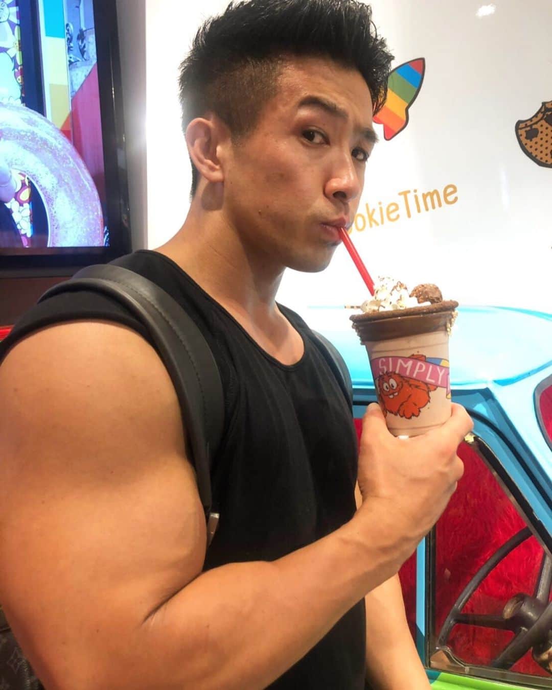 のインスタグラム：「シェイクと腕💪 ヌテラシェイクは最高でした😋  #workout #workoutlife #eatclean #teamlan #training #trainhard #ifbbpro #ifbbproleague #instafitness #arms #abs #diet #gymmotivation #gohardorgohome #bodybuilding #noresttobethebest #mensphysique #classicphysique #ワークアウト #ワークアウトライフ #トレーニング #筋トレ #減量 #ダイエット #減量のある生活 #チートのある生活 #思想を維持する精神は狂気でなければならない #シェイクと腕 #腕シリーズ」