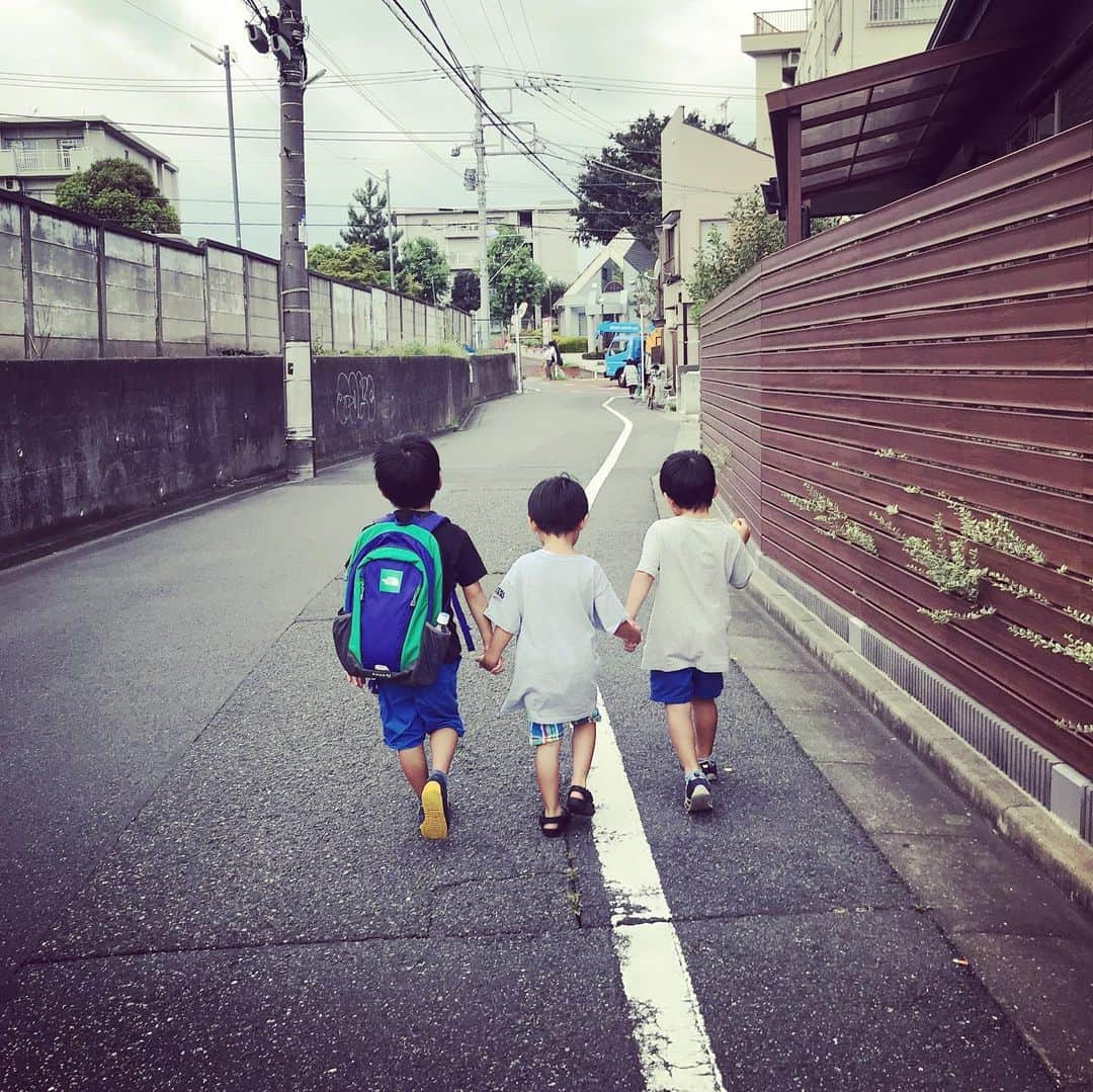 生尾佳子さんのインスタグラム写真 - (生尾佳子Instagram)「久々同期☆ 時間すぎるの早いのよ。 男同士自由に遊んでくれたまえ。 そんななか 目を離した隙にビンゴの球を鼻に入れてくれた息子よ。 病院で出してもらったビンゴの番号は87 そう私達は87期。 今日会ったのは偶然ではなく必然だったのね。 息子よ。 ネタをありがとよ。  そしてレオンのキメ顔GOOD！ #87期 #男の子ママ #鼻に球」8月26日 17時54分 - yotikoikuo