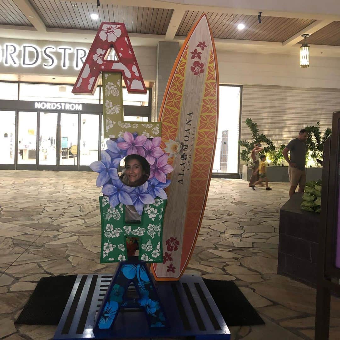 コートニー・マンスールのインスタグラム：「Aloha Hawaii, with love and peace ‘till next time ❤️🌺✌️」