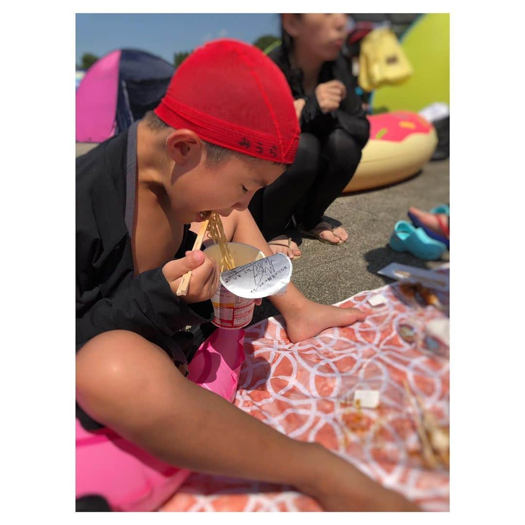 笹峯愛さんのインスタグラム写真 - (笹峯愛Instagram)「2019.8.25 夏休み最後の日曜日。  妹家族と遠出してプール。  この夏最後の日焼けを 少しでもカバーしたいママとしては 無駄な努力とわかっていても ビタミンC摂取←しないよりした方がよかろうもん。  もちろん 夜はレモンサワーさ。」8月26日 18時07分 - mineco.m