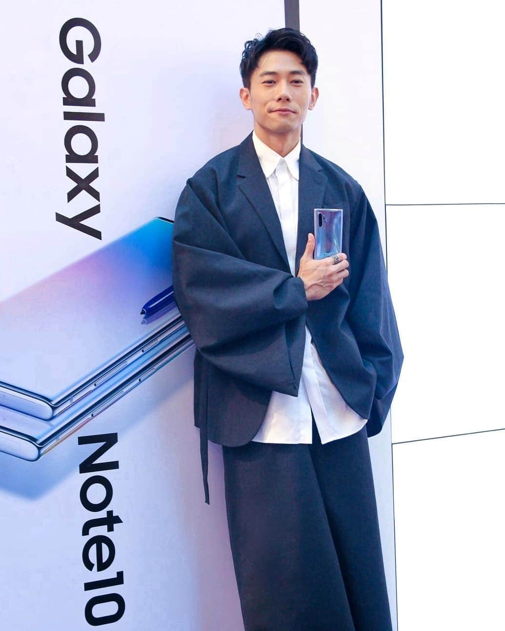 デスモンド・タンのインスタグラム：「Thank you @samsung_sg for having me as part of the family! I'm honoured to be the ambassador of the Samsung Galaxy Note10/10+. I've been a great fan of the Note series for many years!  I love scribbling ideas with the S Pen during my 'creative time' and the Samsung Note series has always been part of my journey to create the many roles I've played. The smarter and more powerful Galaxy Note10+ will definitely empower my #DoWhatYouCant story  #MyGalaxyStory #Samsung  Special thanks: Stylist: @ojnjenine Outfit: @fumitoganryu Hairstylist: @ryan_yap Photo: @destanationfc」