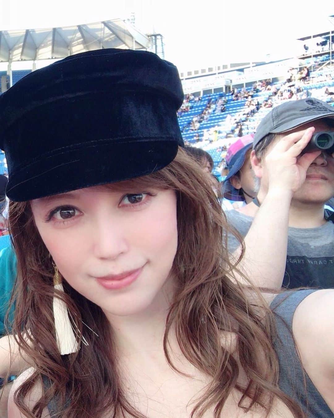 のインスタグラム：「神宮花火大会の時の載せ残り👍 アーティストライブの音が小さくてそれは残念だったけど、普段ライブに行ったことのないアーティストばかりだったので、聴けて良かった❤️ ️  #花火 #花火大会 #夏 #花火🎆 #🎆 #神宮花火大会 #東京 #beautiful #girl #awesome #outdoors #amazing  #神宮 #picoftheday #light  #神宮球場 #写真 #fire #fireworks #japan #summer #ファインダー越しの私の世界 #写真 #旅行 #trip」