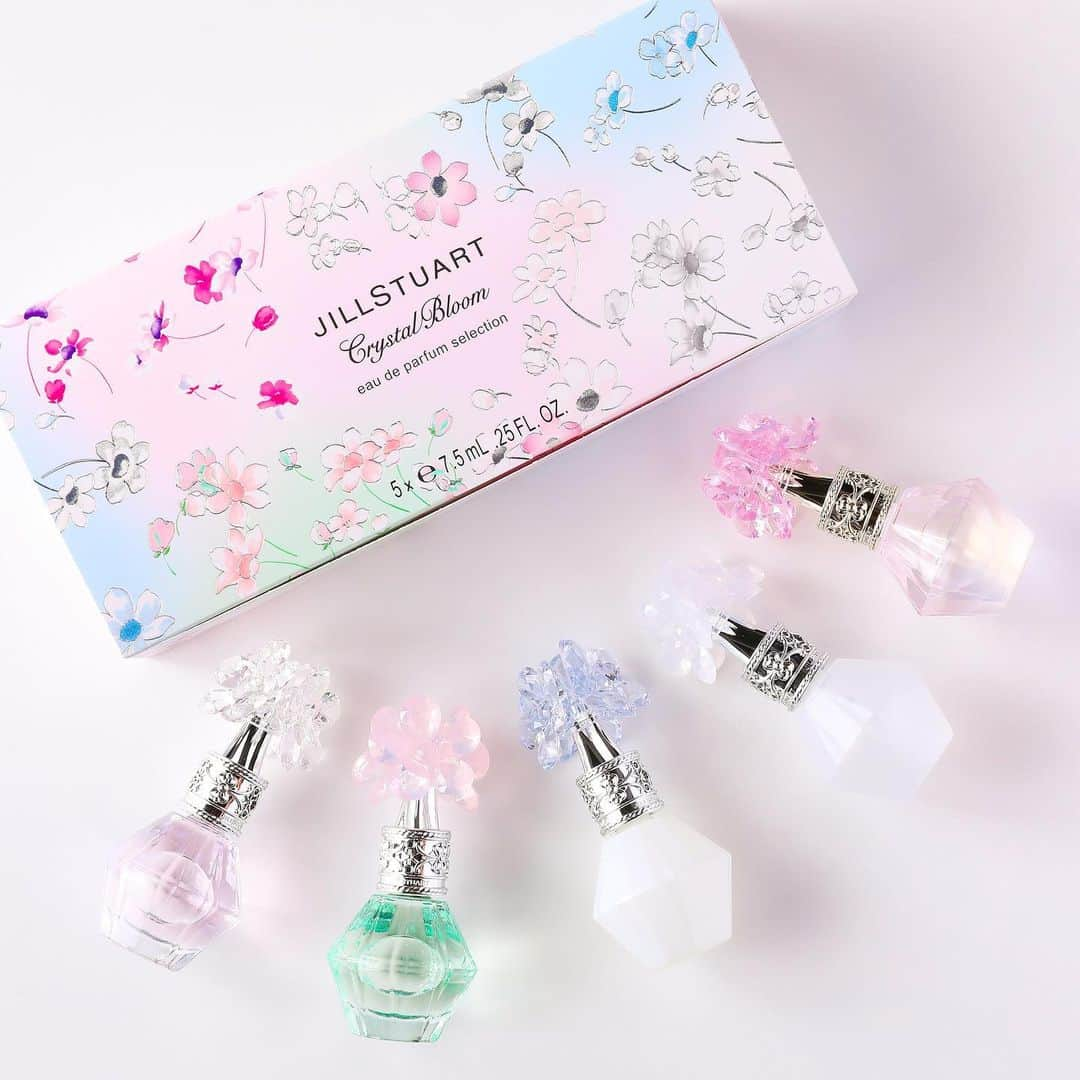 JILLSTUART BEAUTYさんのインスタグラム写真 - (JILLSTUART BEAUTYInstagram)「JILL STUART Crystal Bloom Beloved Charm fragrance limited items . 9月6日(金)発売 《8月23日(金)より店頭予約受付中》 Crystal Bloom eau de parfum selection . 香りには、あの日のストーリーを 思い出させてくれる不思議な力がある。 . 記念すべき5周年のアニバーサリーセレクションとして これまでの、香りをひとつに集めてあなたの元に。 BOXは歴代のパッケージのデザインが 合わさったスペシャルデザイン。 . あなたはクリスタルブルームの香りから どんなストーリーを思い出しますか？ . #JILLSTUART #JILLSTUARTBeauty #crystalbloom #クリスタルブルーム5th #クリスタルブルームオードパルファンセレクション #クリスタルブルーム #ビーラブドチャーム #スノー #ブリスフルブリーズ #サムシングピュアブルー #フレグランス #オードパルファン #香水」8月26日 18時01分 - jillstuartbeauty