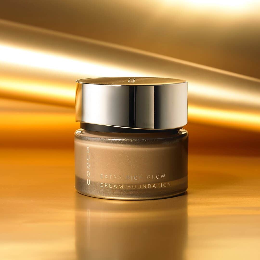 SUQQU公式Instgramアカウントさんのインスタグラム写真 - (SUQQU公式InstgramアカウントInstagram)「EXTRA RICH GLOW CREAM FOUNDATION﻿ ﻿ A beauty treatment that lives up to SUQQU’s reputation for providing the best※.﻿ ※A blend of two moisturizing agents has been added to the plant-based beauty essence already present to create this, the supreme achievement in the history of SUQQU’s foundation range.﻿ ﻿ ﻿ エクストラ リッチ グロウ クリーム ファンデーション﻿ ﻿ 時間すら艶めきに変える、SUQQU史上最高にリッチな※ファンデーション。﻿ ※植物性美容エキス(保湿)12種類に加え、保湿成分2種類配合がSUQQUファンデーション史上最多。﻿ ﻿ ﻿ 晶采光艷粉霜﻿ ﻿ 讓粧容與時間同歩進化，SUQQU史上最豐潤極致※的頂級粉霜。﻿ ※SUQQU粉底史上最多12種植物性美容精華和2種保濕成份添加﻿ ﻿ #SUQQU #スック #2019Autumnwinter #cosmetics #jbeauty #ファンデーション #foundation」8月26日 18時07分 - suqqu_official