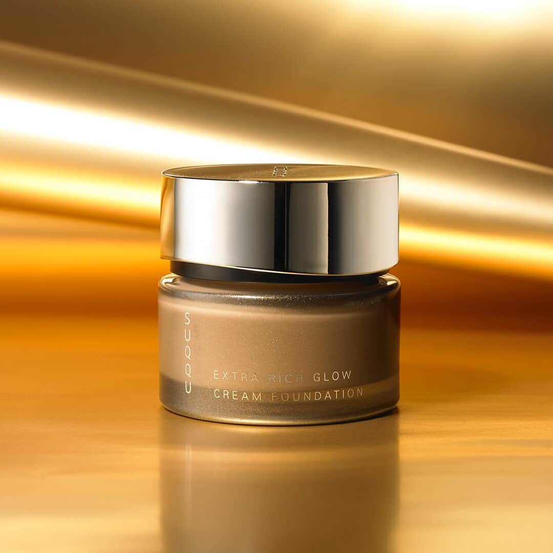 のインスタグラム：「EXTRA RICH GLOW CREAM FOUNDATION﻿ ﻿ A beauty treatment that lives up to SUQQU’s reputation for providing the best※.﻿ ※A blend of two moisturizing agents has been added to the plant-based beauty essence already present to create this, the supreme achievement in the history of SUQQU’s foundation range.﻿ ﻿ ﻿ エクストラ リッチ グロウ クリーム ファンデーション﻿ ﻿ 時間すら艶めきに変える、SUQQU史上最高にリッチな※ファンデーション。﻿ ※植物性美容エキス(保湿)12種類に加え、保湿成分2種類配合がSUQQUファンデーション史上最多。﻿ ﻿ ﻿ 晶采光艷粉霜﻿ ﻿ 讓粧容與時間同歩進化，SUQQU史上最豐潤極致※的頂級粉霜。﻿ ※SUQQU粉底史上最多12種植物性美容精華和2種保濕成份添加﻿ ﻿ #SUQQU #スック #2019Autumnwinter #cosmetics #jbeauty #ファンデーション #foundation」
