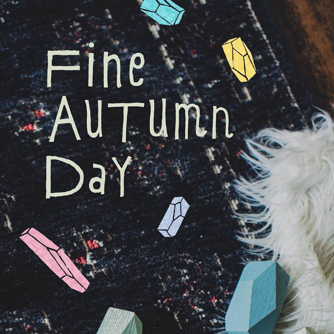 のインスタグラム：「Ξ 2019 Autumn Styling Ξ「Fine Autumn Day – たのしいある日」 お気に入りの物たちに囲まれたわくわくする場所。今年の秋のスタイリングテーマは「Fine Autumn Day」。家の中で大切な人と過ごす、温かみのある秋の1日をイメージしました。 【ラグ/unico】 CALIGO（カリーゴ）タフテッドラグ ブラック￥13,000＋税～ ----- ◆詳細はプロフィールのリンクからどうぞ @unico_fan ----- #ウニコ #unico #ウニコルーム #unicoloom #unicoオンラインショップ #2019AutumnStyling #スタイルアルバム #ADDAY #アディ #TREL #トレル #ソファ #ベッド #テーブル #おもちゃ #絵本 #子ども #子ども部屋 #秋 #夕暮れ #日々の暮らし #模様替え #ライフスタイル #インテリア #家具 #家づくり #部屋づくり #リビング #ダイニング #心地よい暮らし」