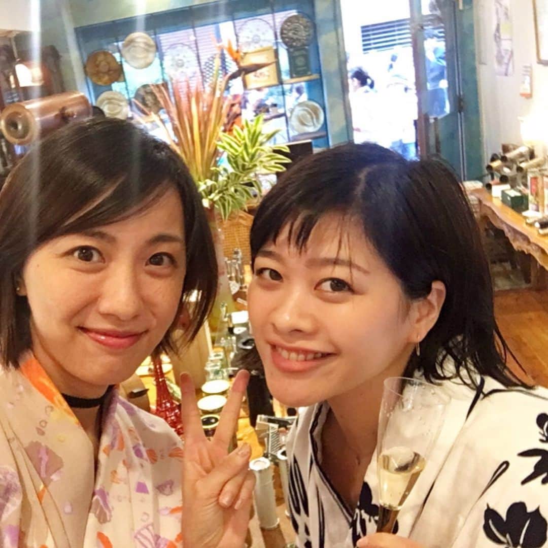 今村沙緒里のインスタグラム：「麻布十番まつり☺︎ 毎年恒例のお手伝い。 今年もぶじ終わりました。 ・ 娘のキキちゃんと浴衣を★ たくさんのお客さんが！！ 宇野さんも2日間遊びに来てくれました。 "Mon Mon Blue"にでてくる万華鏡 宇野さんが作ってくれて… 店長のたつさんとその話を。懐かしい。 夜はプロジェクションマッピング🌙 みんなファミリーみたい。 クタクタだけど、楽しい夜。 夏が終わりますね。 秋が、さらに、たのしみです＊＊ #kaleidoscope #カレイドスコープ昔館」
