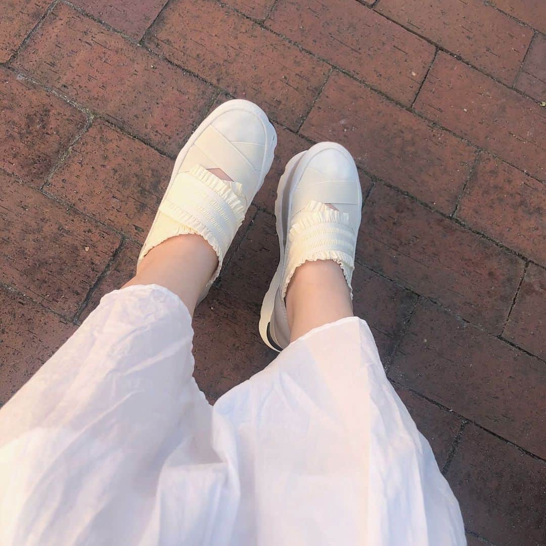 日下部愛菜さんのインスタグラム写真 - (日下部愛菜Instagram)「ベージュと白でまとめた日🧸💭 merryjennyの靴が可愛いんです🥰」8月26日 18時07分 - aina_kusakabe