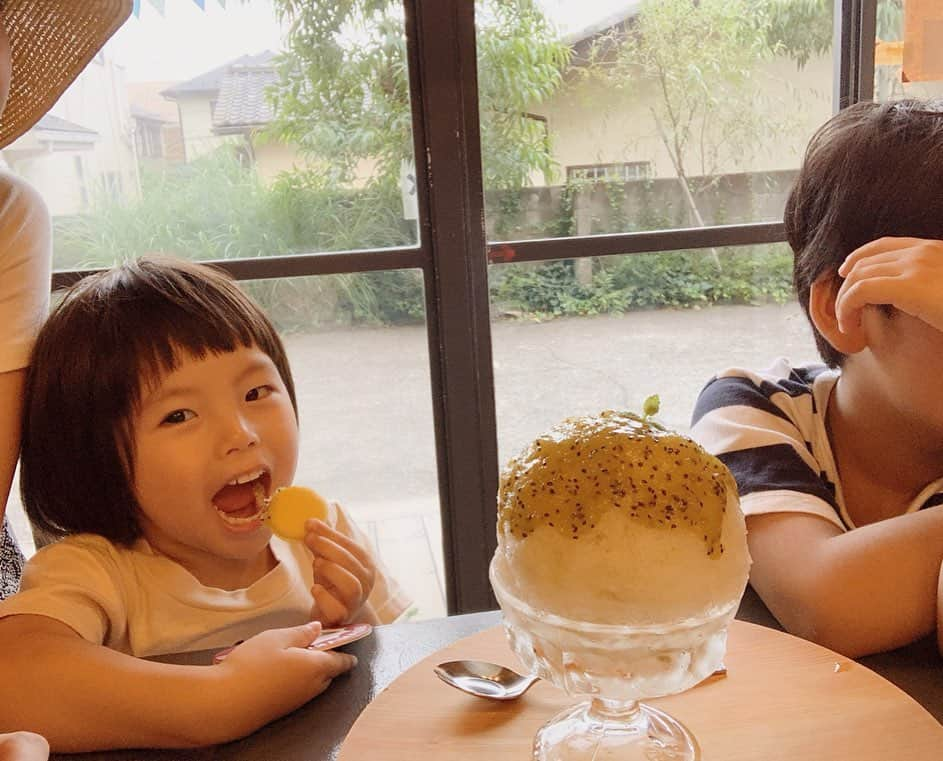 むらたさきさんのインスタグラム写真 - (むらたさきInstagram)「♡♡♡ ． いつかの母と子👦👦🙋‍♀️🍧 ． ． 今週で8月が終わるなんて、、😳🙈🍉 ． 陽も短くなってきて、 夕方からは虫の声も変わって 明け方は窓を開けとると寒いくらいの日もあるし、 着々と秋に近付いとるなぁ〜🍂😌 ． 今年は夏が短かったような🌻🥺？？ (まだ終わっとらんけど😂) ． ． ． カキ氷は瞬殺で手が伸びてきて、食べかけ…🍧👏😂💦 ． この日は、いちご🍓＆キウイ🥝😋 ． ． ピアスは最近よく付けとる、 アイキちゃんのギザギザマルシリーズ🤤◎ @hanairoaiki_accessory ． ． ． ． ． ． “頼むから今日は産気づかんでね…🙇‍♀️🐣” と祈りながらの 出産前最後？の〆切週間✍️🏃‍♀️ ． 長男の時は出産が早まったのもあって 〆切をまたいで退院してすぐ仕事🎨せんといかんかったので、 それはなんとか避けたいところ🙏😭😭💦 ． (産育休のないフリーランスの宿命…😅？) ． ． ． 1つ前のpicに コメントをたくさんありがとうございました🙏☺️ ． わが家だけの話かな…と思いながら書いてみたら、 みなさんのお家でも起こっているあるあるのようで安心しました😂♡ ． 〆切が落ち着いたら またお返事させていただきますね✍️😘💌 ． ． ． ． ． ． ． #6歳 2ヶ月 #3歳 3ヶ月 #妊娠9ヶ月 #兄ちゃんとおとうと」8月26日 18時08分 - muratasaki