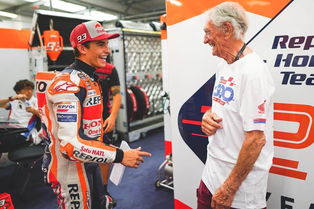 レプソル・ホンダのインスタグラム：「Words of wisdom. ⠀⠀⠀⠀⠀⠀⠀⠀⠀ Jim Redman, winner of Honda’s first premier class Grand Prix in 1966, shares a story with Marquez and Lorenzo before the #BritishGP」