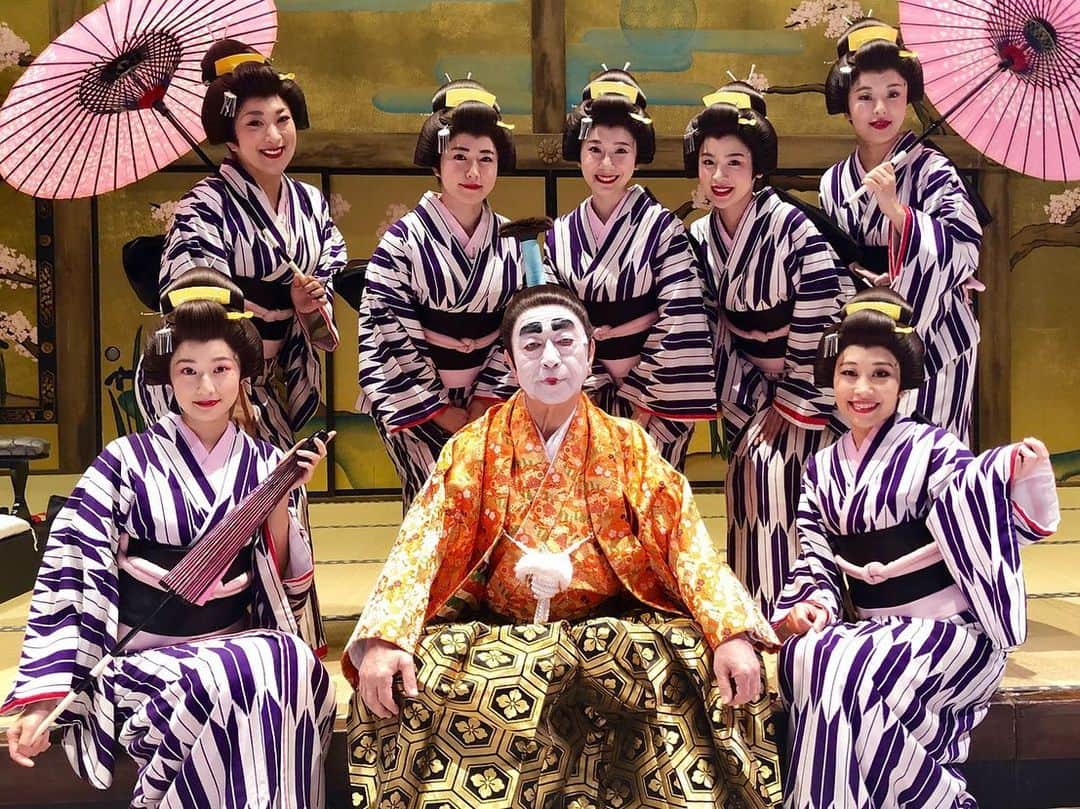 高嶋香帆のインスタグラム：「腰元の皆様と、我らが殿と！ . セットで写真を撮る事ってなかなかないので、貴重なショットです💓 . . 長野公演でも沢山のお客様に見て頂き、 両日とも大盛況で終えました🙇‍♀️👏💓 . 殿の登場で涙を流されてるお客様もいて… . 皆さん心からこの舞台を楽しみに待っていてくれたんだなと思うと、思わずもらい泣きしてしまいそうでした😢💓 . そんな素敵な瞬間に立ち会える事、この舞台に立たせて頂ける事、感謝です。 . . さて、明日は広島です💓 明日の夜公演でいよいよ千秋楽を迎えます！ . 広島の皆様待っていて下さいね！❣️」