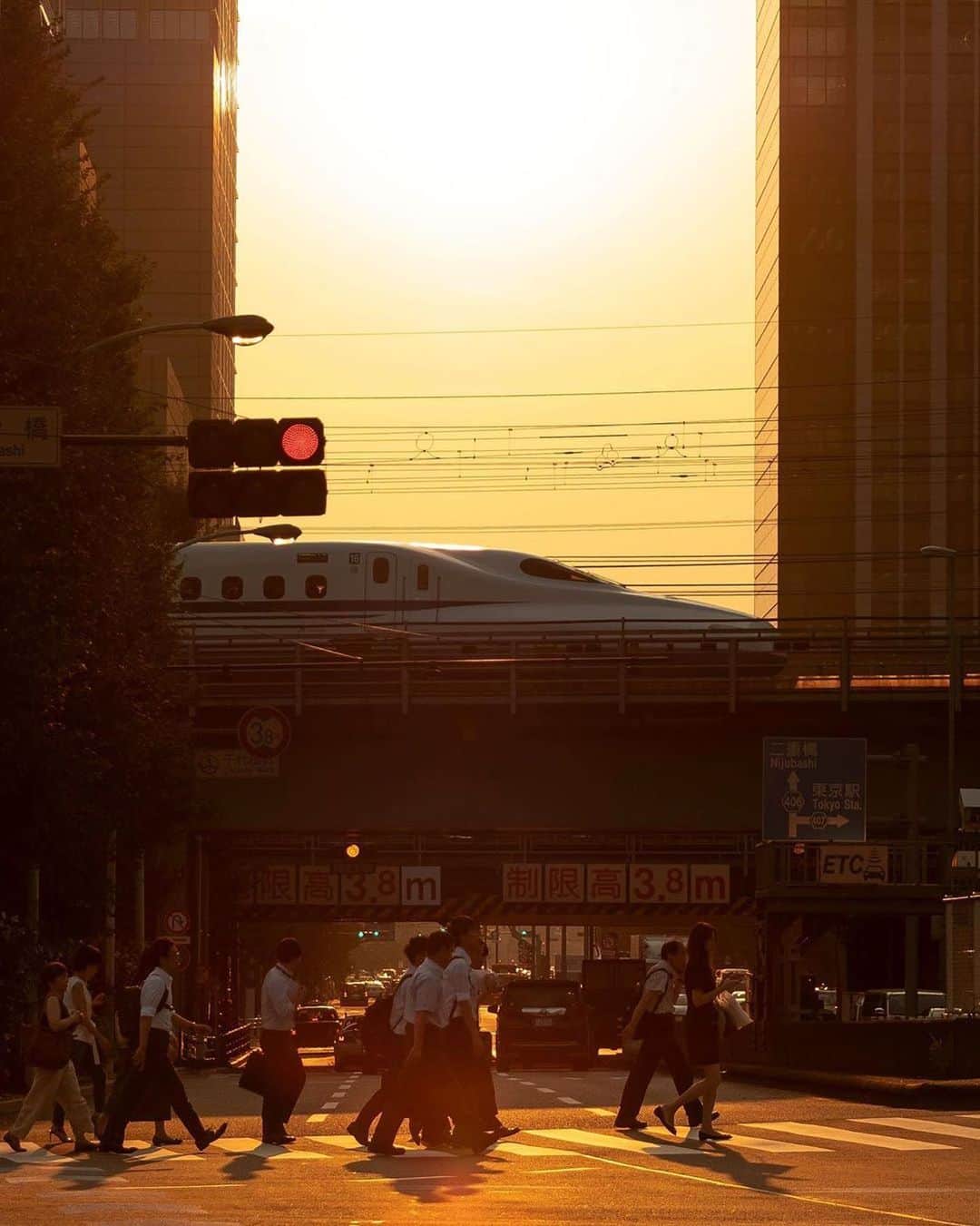 Promoting Tokyo Culture都庁文化振興部さんのインスタグラム写真 - (Promoting Tokyo Culture都庁文化振興部Instagram)「A Shinkansen bullets through Tokyo during golden hour. - 夕暮れの東京を駆け抜ける新幹線。 ビルとビルの間から現れるその姿を、目にすることができるのは東京ならではです。 - #tokyoartsandculture 📸: @yasufumi_phot」8月26日 18時16分 - tokyoartsandculture