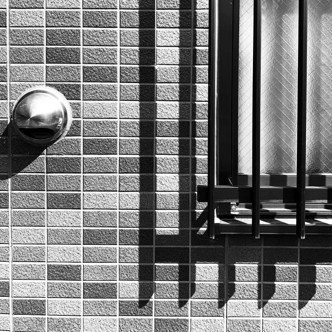 naotakeのインスタグラム：「格子 - Lattices / iPhone XR + Snapseed, 20190827 . . 感動パンツで、この時期の外出も快適に。 . . #royalsnappingartists #infamous_family #rsa_main #infinity_photo_cult #2_fineart #jp_gallery #jp_gallery_bnw #trb_bnw #wp_bnw  #bnw_life #bnwlife_member #bnw_life_shots #bnw_captures #world_bnw #top_bnw #team_jp_ #team_jp_モノクロ #ig_energy_bw #ig_nihon #streetphotographybnw #igersjp #blackandwhite #bnw #bnwphoto #monochrome #bw #bnwphotography #ShotOniPhone #shotoniphoneXR」