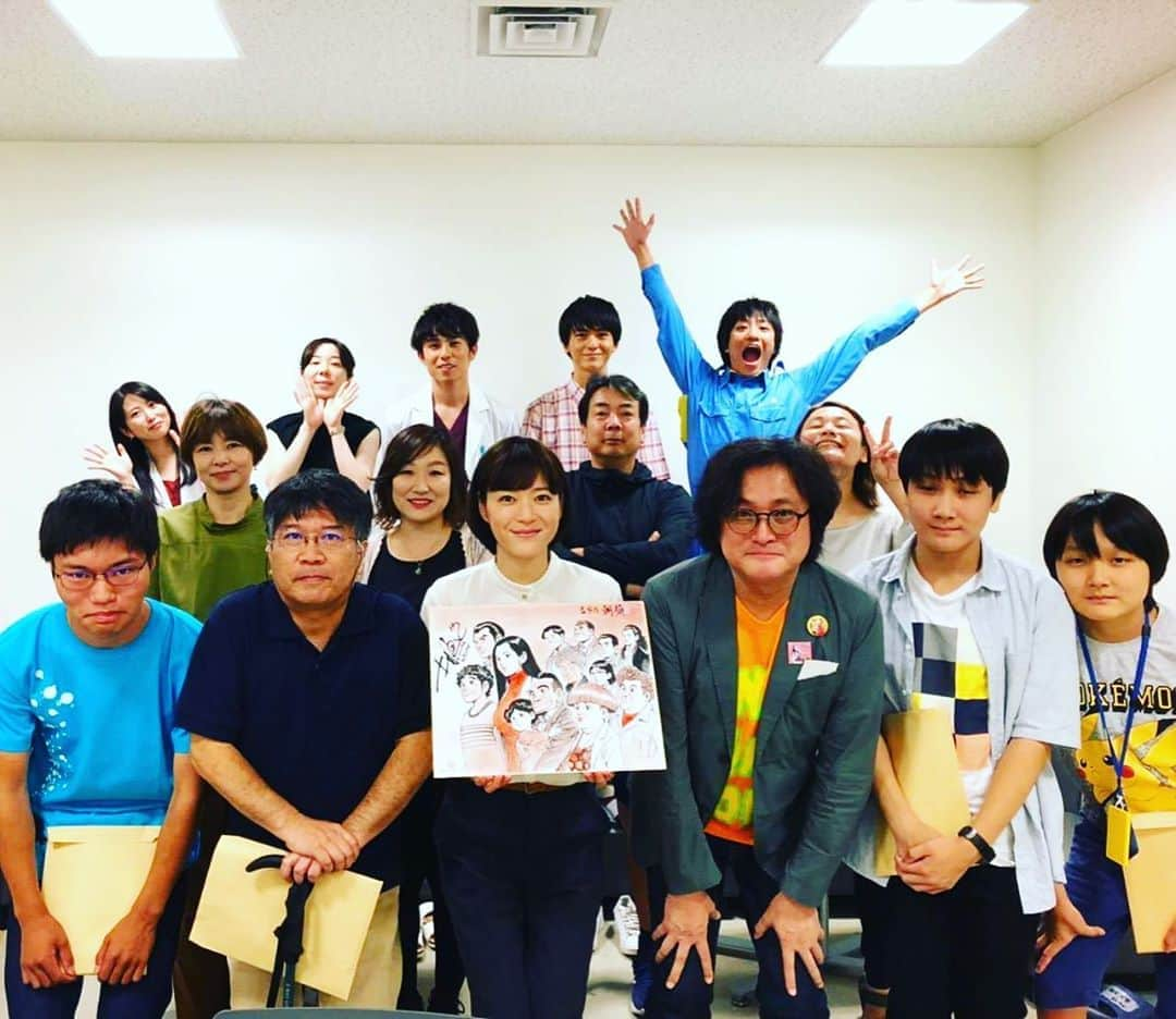 上野樹里さんのインスタグラム写真 - (上野樹里Instagram)「『監察医朝顔』の著者、香川まさひとさんと漫画、木村直巳さんが湾岸スタジオに！😊持っているのは今朝描いてくださった絵です🖌誰がどのキャラクターを演じているかわかりますか？😄今夜は、いよいよ7話放送です📺7朝顔は法廷に、13年前の母の手袋が見つかり平は東北へ。3話、4話を監督してくださった澤田さんの最後の演出回です。あっという間にここまで来てしまった感覚。もうあと撮影日数は3週間のみ😌板尾さんどこや〜😆 #監察医朝顔 #香川まさひと #木村直巳 #平野眞 #山口智子 #平岩紙 #中尾明慶  #志田未来 #藤原季節 #田川隼嗣」8月26日 18時17分 - _juri_art_