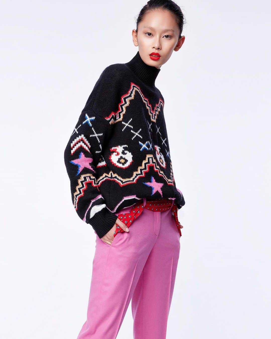 エルマンノシェルヴィーノさんのインスタグラム写真 - (エルマンノシェルヴィーノInstagram)「Soft and comfy! #ScervinoPreFall19 black sweater with geometric patterns and pink trousers. . . #ErmannoScervino #prefall #prefall19 #precollection #pinkcoat #knitwear #couture #lookbook #handmade #madeinitaly #madeinflorence」8月26日 18時19分 - ermannoscervino