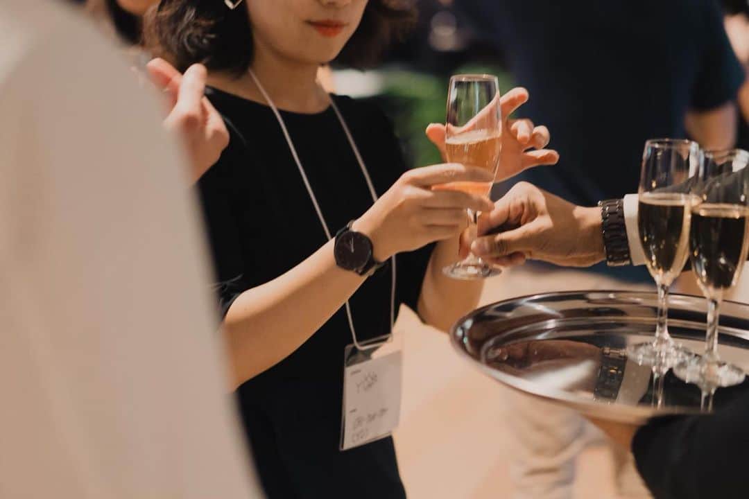 のインスタグラム：「.﻿ 「IDEO TOKYO Office」1st Anniversary Party﻿ ﻿ ﻿ IDEO様のTOKYO Office1周年パーティーのテーマは「ALL THAT JAZZ」﻿ ﻿ バンドがJAZZを奏でる中、FOODやお酒を片手に、カジュアルにコミュニケーションを楽しむ大人のPARTYに合わせ、GOLD＆BLACKをベースカラーに、フィンガーフードのブッフェやフォトブース、ドリンクカウンターをつくらせていただきました。﻿ ﻿ ﻿ ﻿ Photo by @ayatoozawa ﻿ ﻿ follow us!﻿ @crazy_kitchen_insta」