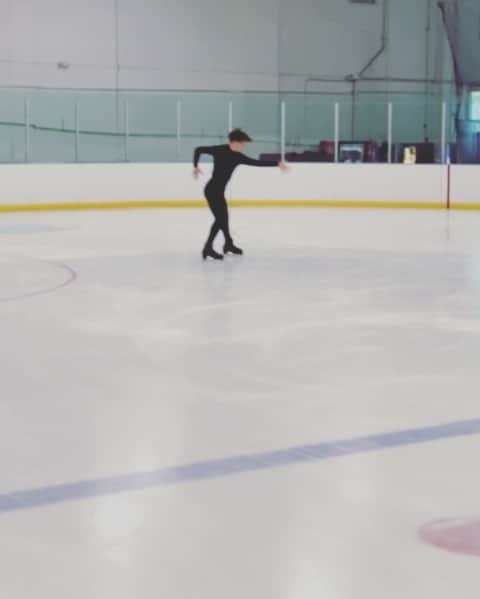 ヤロスラフ・パニオットのインスタグラム：「#4F #quadflip #johnwilsonblades #jacksonultima #jacksonfamily #figureskating #iceskating #skater #figureskater」