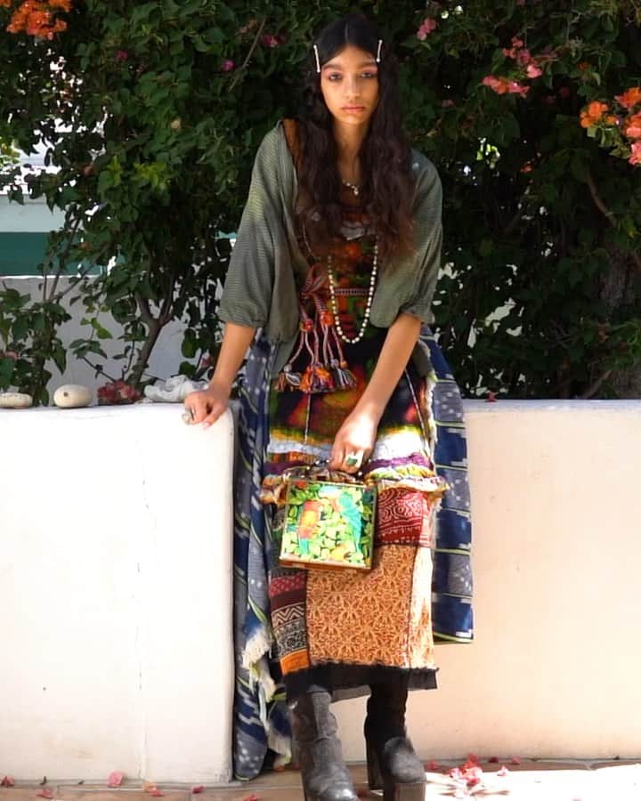 Shun Watanabeのインスタグラム：「🌺Neo Hippies Life🌺 Videography @atsukiito_  Photography @ibuki_k  Hair @kellypeachbeauty  Make up @alexanhernandez  Model @Sophie rose.lee @imgmodels  Clothing from @replika_vintage And @pleaseandthankyoustore  Creative Direction and Styling @shun_watanabe  Thank you @imgmodels LA team @kristenjanwong @mimiyapor @kjohn_lasoul」