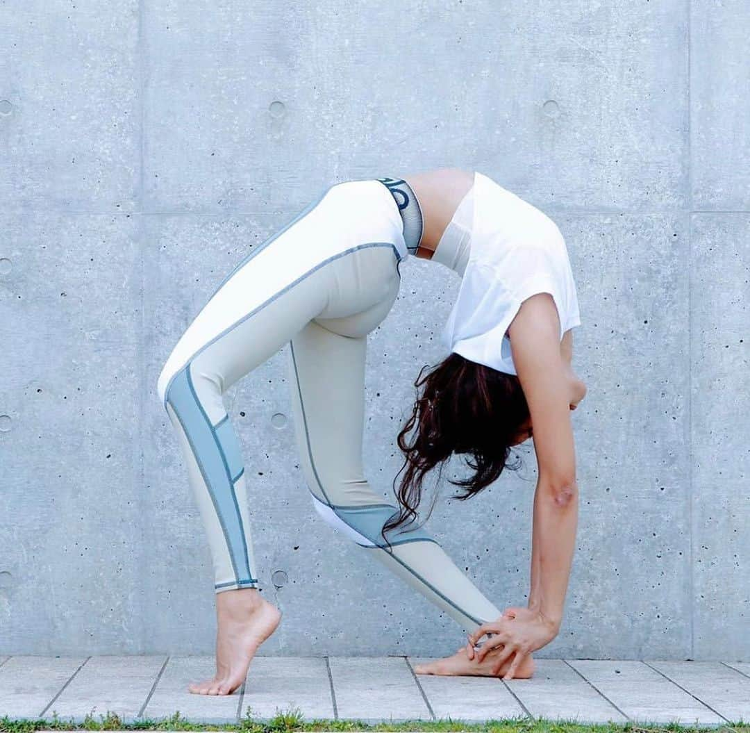 ALO Yogaさんのインスタグラム写真 - (ALO YogaInstagram)「“The beauty of yoga. It is the meeting of the brain with the body. When you are attentive, concentrated, when you feel what you are doing, there is energy. The binding of the two becomes energy. It is important to understand this. When they are together there is great energy, which gives the body freedom and makes the mind more supple.” – Vanda Scaravelli 💙 @seonia connects her brain and body in this extraordinary back bend 🙌 wearing her Echo Tee & High-Waist Velocity Legging ✨ #aloyoga #alo #yoga」8月27日 4時01分 - aloyoga