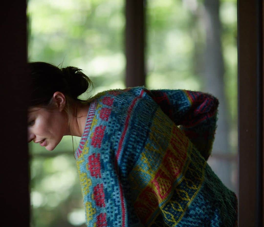 キャメロン・ラッセルのインスタグラム：「I love this @telegraph outtake for so many reasons. I was sweeping our set to get ready to try a quick shot wearing a sweater my mom knit for me. So it's a photo that celebrates maintenance work, something we talked a lot about before the shoot. We read Mierle Laderman Ukeles Manifesto for Maintenace Art -- "The life force is concerned with cyclicality, care, and regeneration; the death force sounds to me a lot like “disrupt.” Obviously, some amount of both is necessary, but one is routinely valorized, not to mention masculinized, while the other goes unrecognized because it has no part in “progress.” Also, when I think about what the future of fashion might be, how it might become less consumerist and more sustainable, I think of the sweaters and clothes and quilts and rugs my mom makes. Fashion isn’t just about buying things, it’s about community, culture, and creativity. About sharing and repurposing, making and mending. A few months ago I shared some of her sweaters and creations on my instagram and then had a wonderful conversation with folks sharing things they and their families had made (you can see archived in a the highlight called #MadeByHand).」