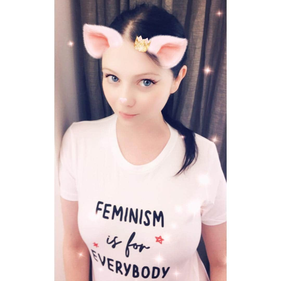 ミシェル・トラクテンバーグさんのインスタグラム写真 - (ミシェル・トラクテンバーグInstagram)「I am wearing my Feminism is for EVERYBODY tee in celebration of #WomensEqualityDay! Proceeds from this @MichaelStarsInc tee benefit the ERA Coalition! 💖⚡️✨」8月27日 4時03分 - michelletrachtenberg