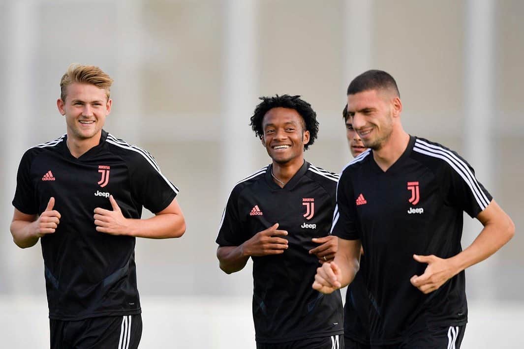 のインスタグラム：「Smiles and hard work Sorrisi e duro lavoro 😃💪🏻 #forzajuve @juventus」