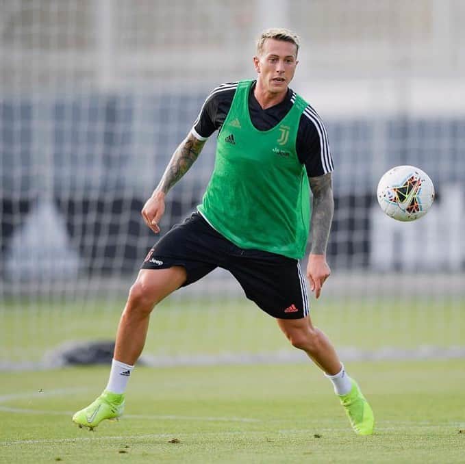 フェデリコ・ベルナルデスキのインスタグラム：「Training 👊🏻🔥 #forzajuve #liveahead」