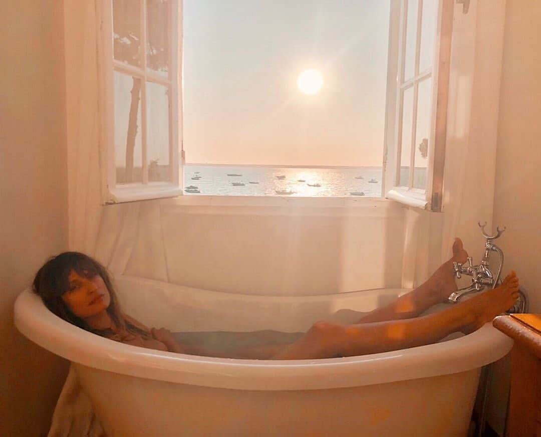 Vogue Beautyさんのインスタグラム写真 - (Vogue BeautyInstagram)「Drawing a bath might just be our favorite go-to method for all things relaxation and recovery, yet despite its simplicity, there's a way to do it right. At the link in our bio, hear from two beauty gurus on how they've mastered the art form of the bath—from how to draw one to what to do post-soak. #regram @carolinedemaigret」8月27日 4時20分 - voguebeauty