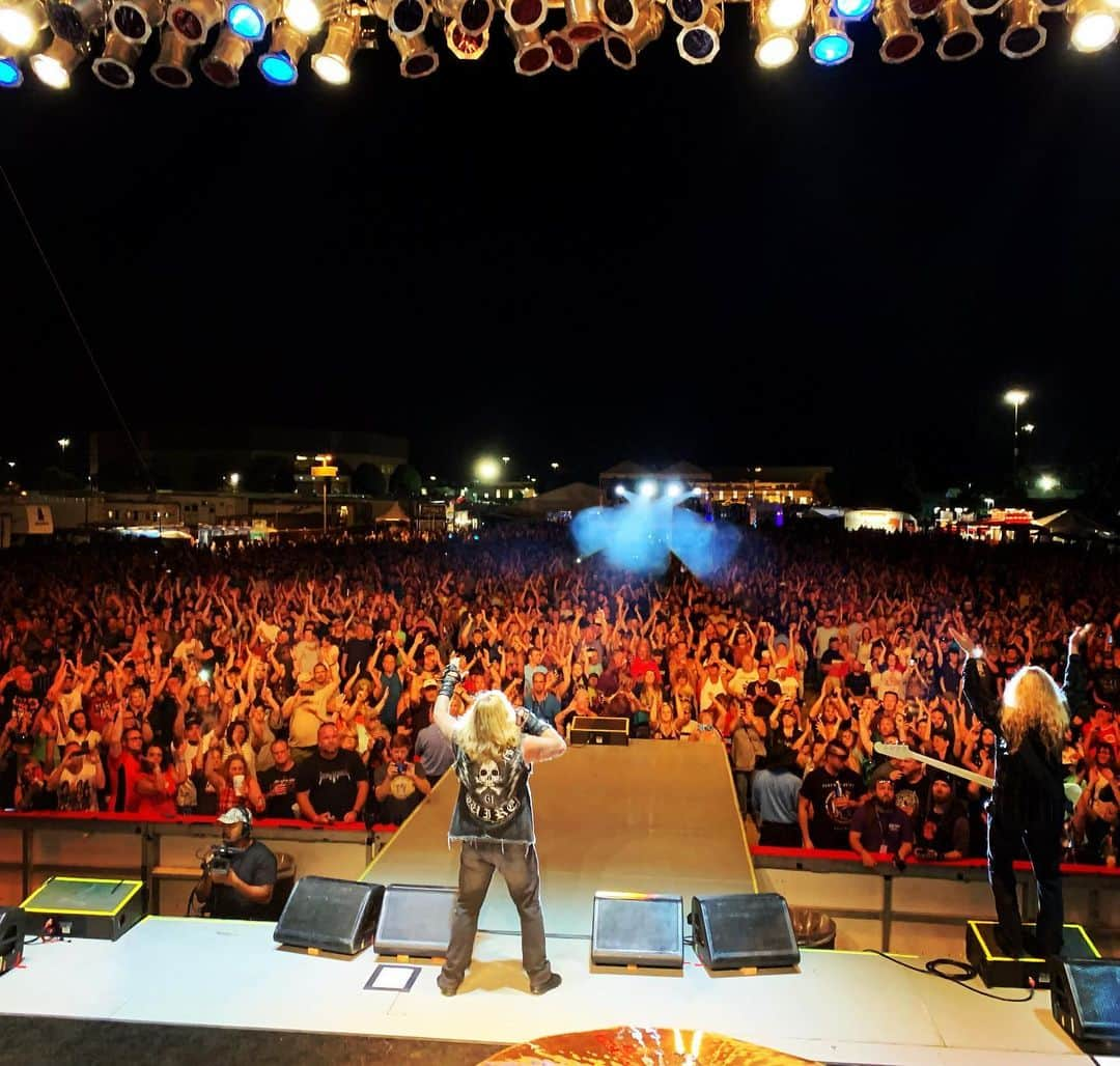 ヴィンス・ニールさんのインスタグラム写真 - (ヴィンス・ニールInstagram)「Thank you @kystatefair !! You guys rock !! #kentucky #statefair #saturdaynight #latepost📷 #vinceneil #concert #2019」8月27日 4時28分 - thevinceneil