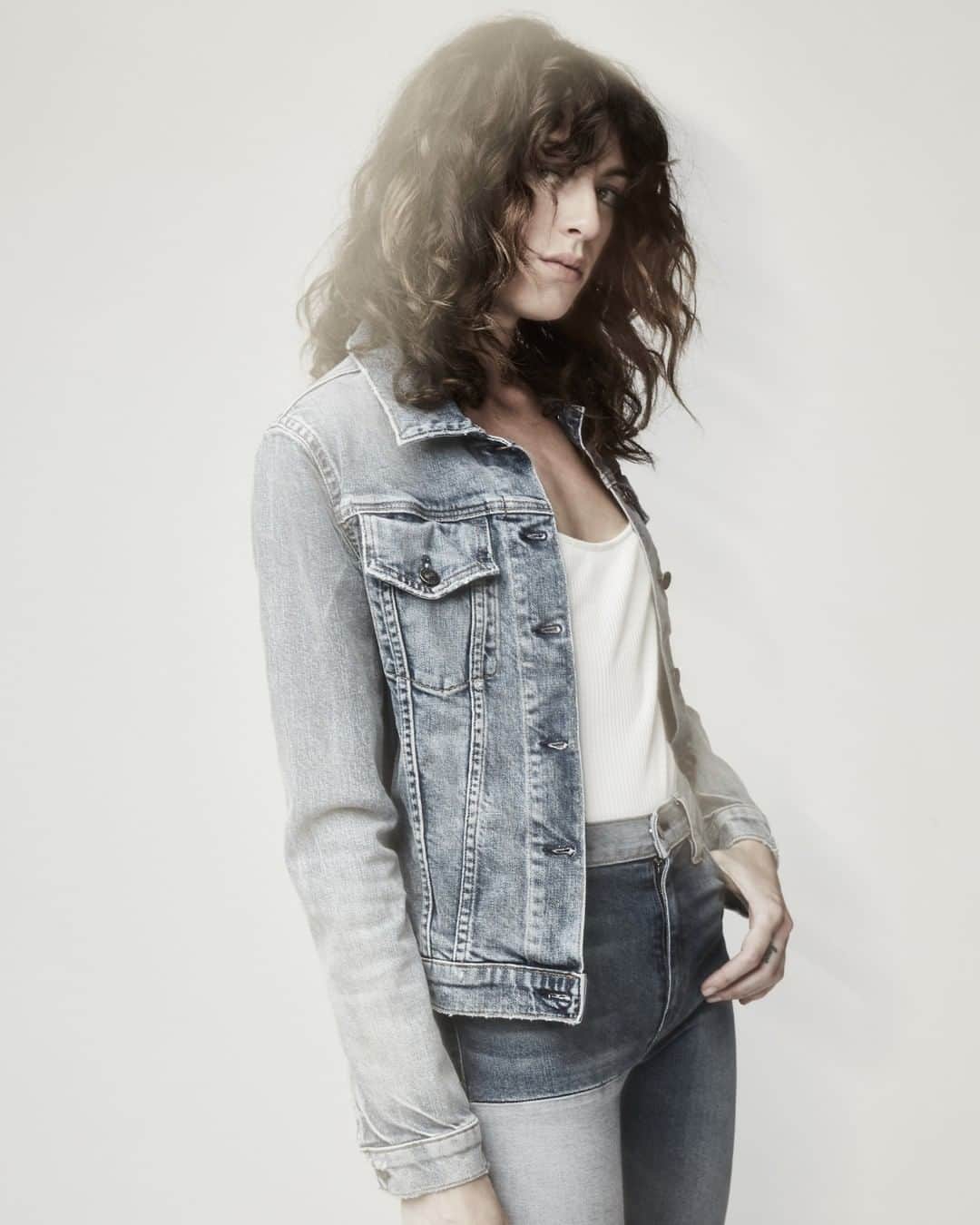 ハドソンのインスタグラム：「Jean jacket season is just around the corner. #HudsonJeans」